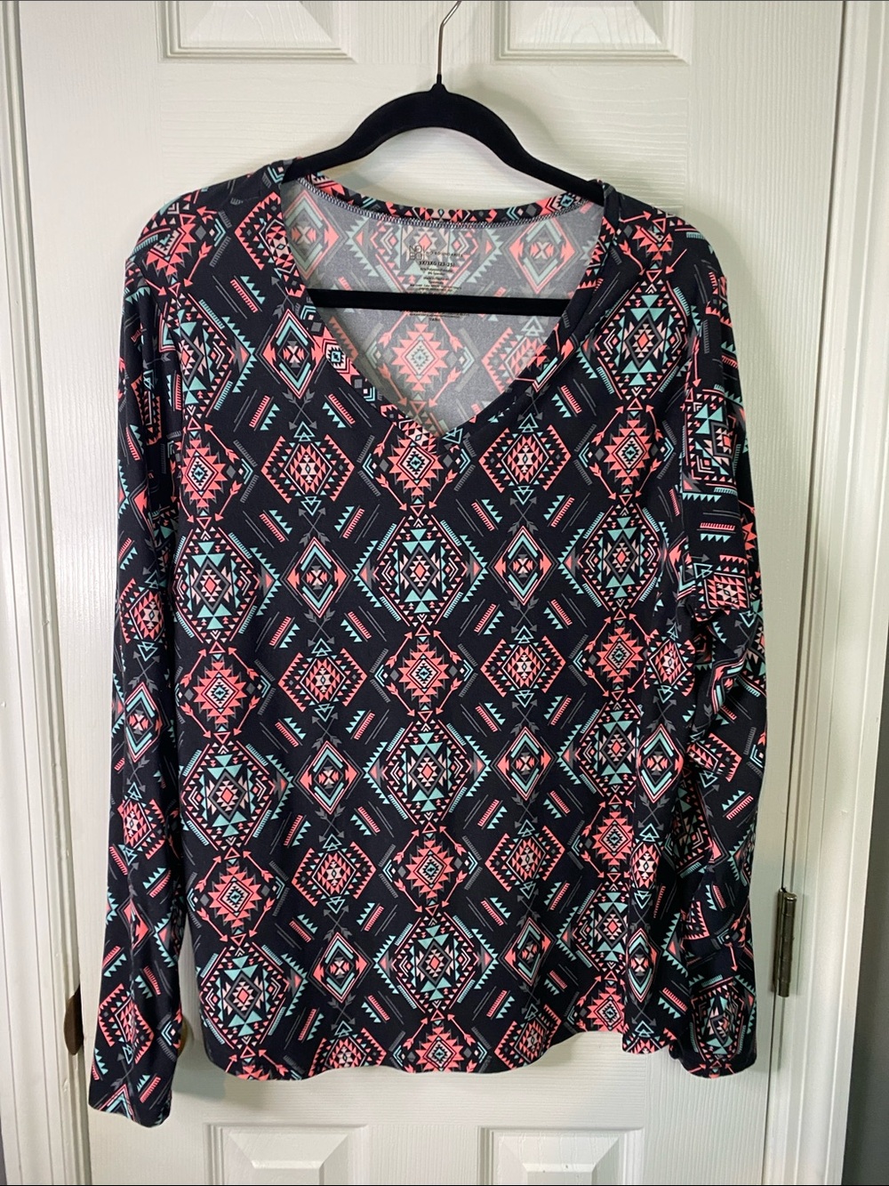 No Boundaries Black Long Sleeve V-Neck Top with Coral and Teal Size 3X.